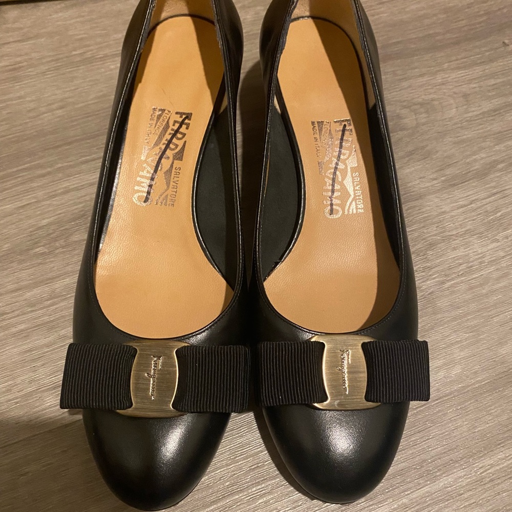 Salvatore Ferragamo Vara Black Leather Bow Pumps size 7 B